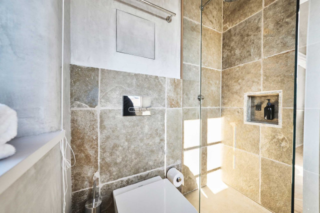 Das Flachshaus Ferienhaus - Natursteindusche mit Duschabtrennung aus Glas (Photo 12)