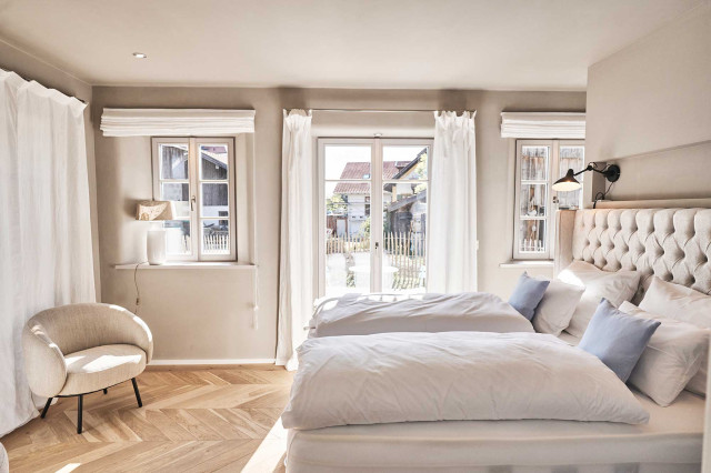 Boutique Apartment Flachsblüte - Wohnküche mit gemütlicher Sitzecke, Küchenzeile mit Natursteinarbeitsplatte und schlichter Eichenholzfront