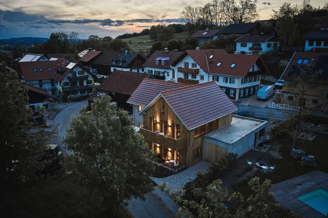 Das Flachshaus Ferienhaus - Warmbeleuchtetes Ferienhaus mit Holzfassade und modernem Holzbalkon (Photo 33)