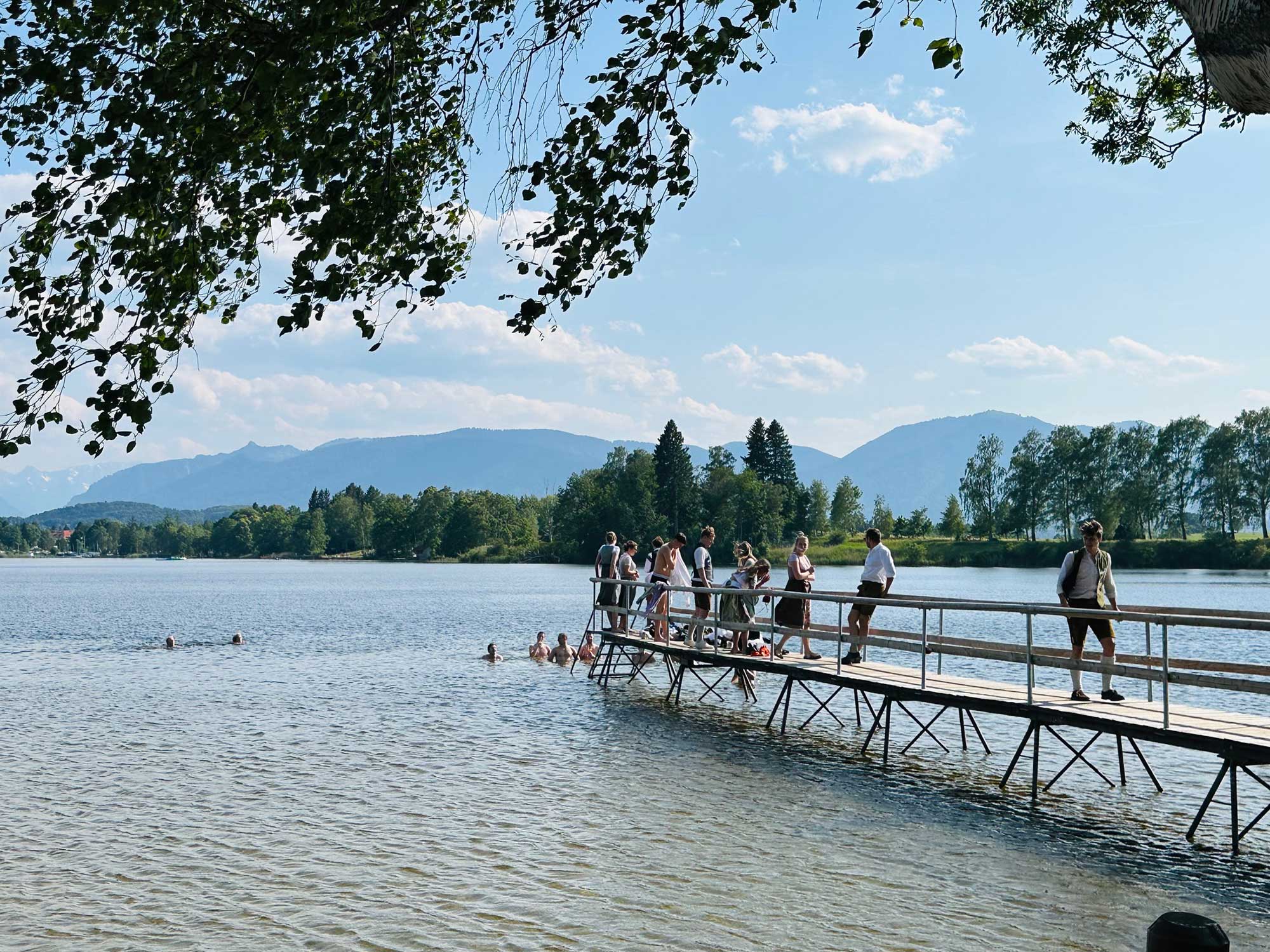 Staffelsee-Besucher stehend auf dem Seesteg