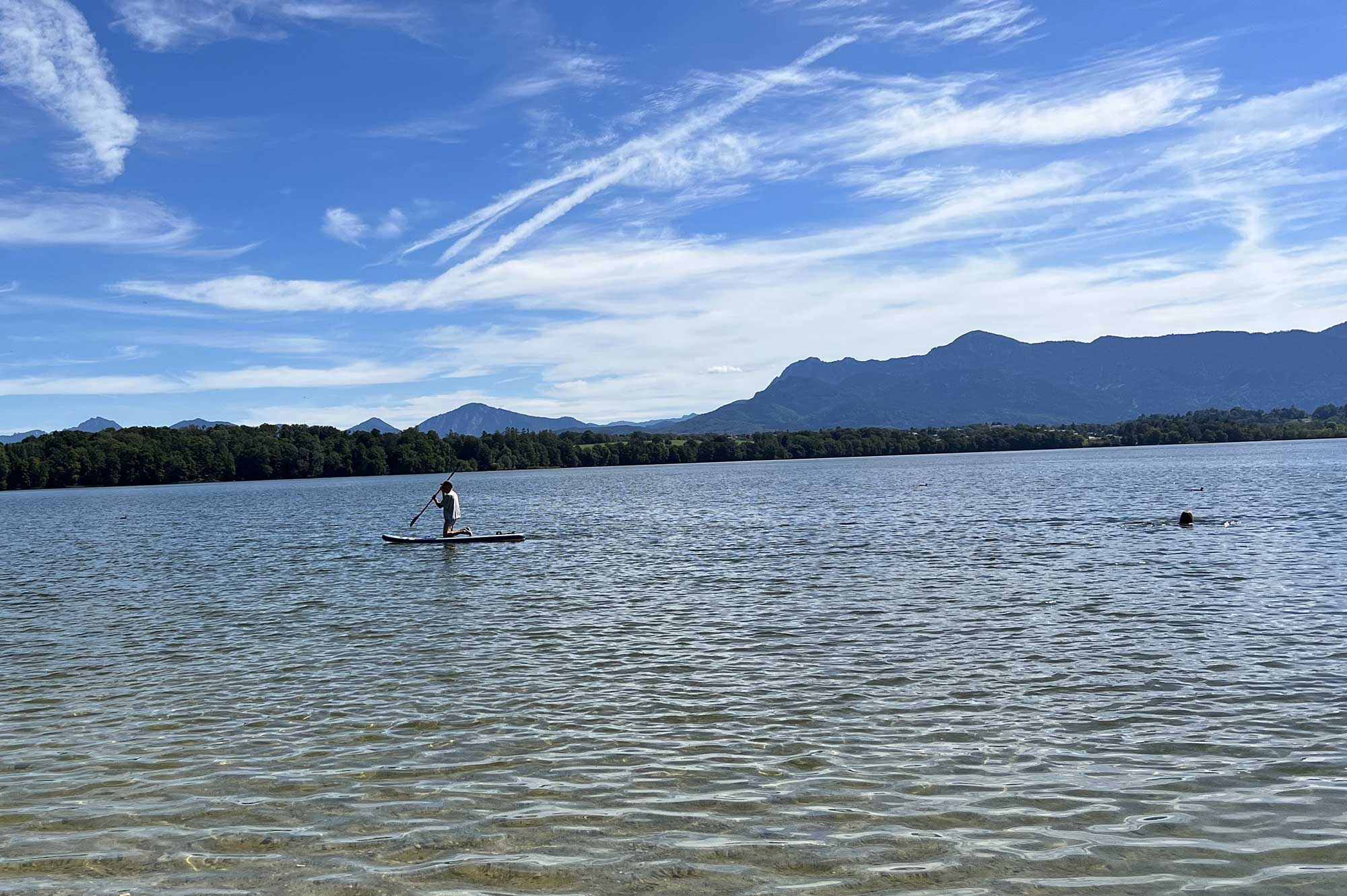 Stand Up Paddler auf einem Surfbrett