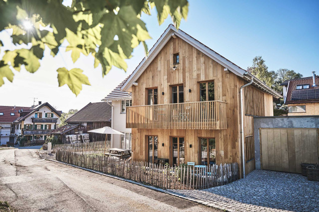 Das Flachshaus Ferienhaus - Ferienhaus mit Holzfassade und modernem Holzbalkon und Sonnenterrasse mit weißem Sonnenschirm (Photo 37)