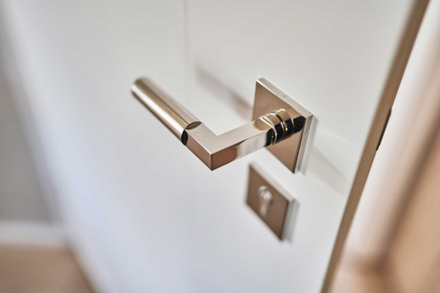 Das Flachshaus Ferienhaus - weiß lackierte Holztür mit Gropius Bauhaus Türgriff-Klassiker (Photo 50)