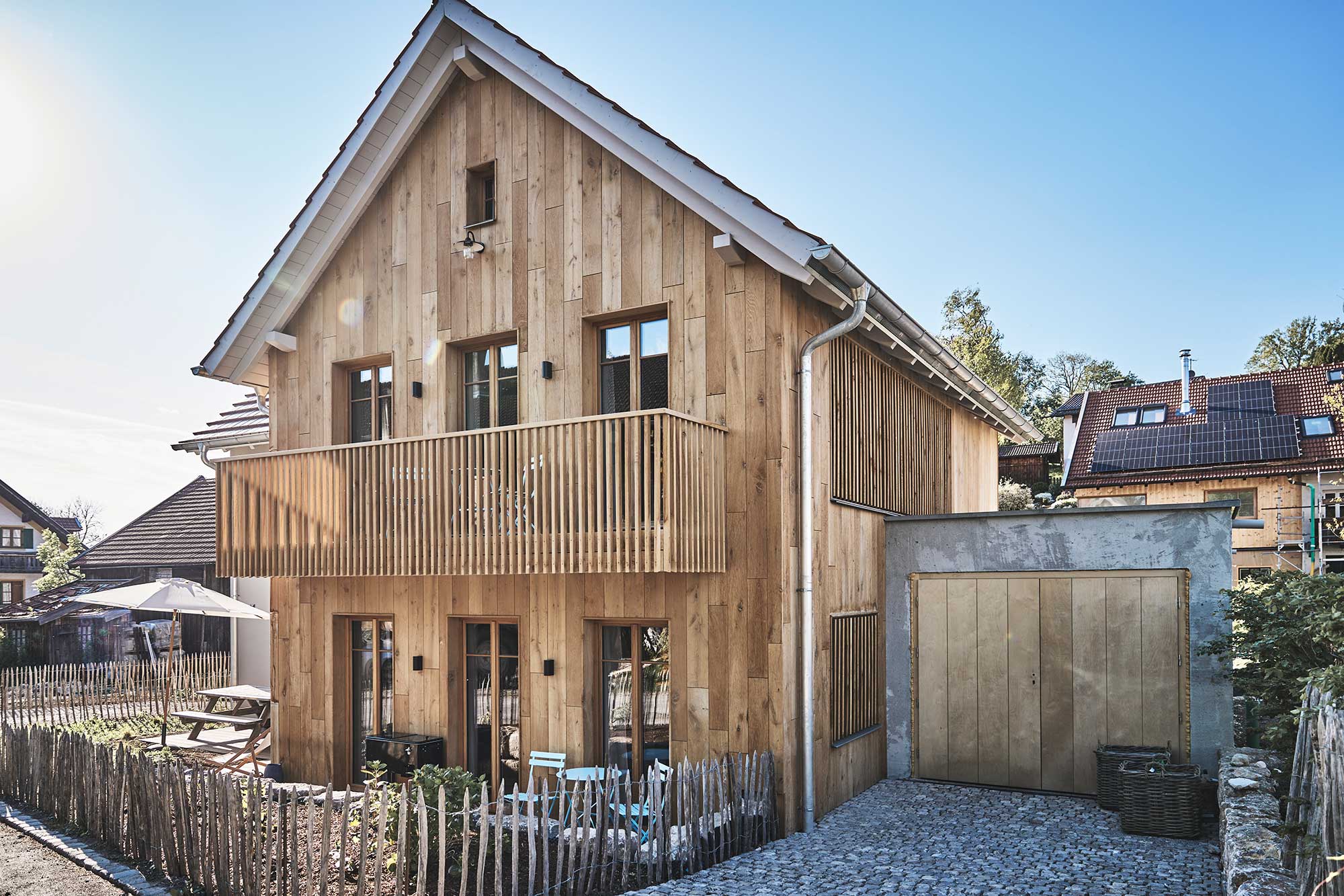 Stilvolles Ferienhaus mit moderner Holzfassade, Holzlamellen und Holzbalkon