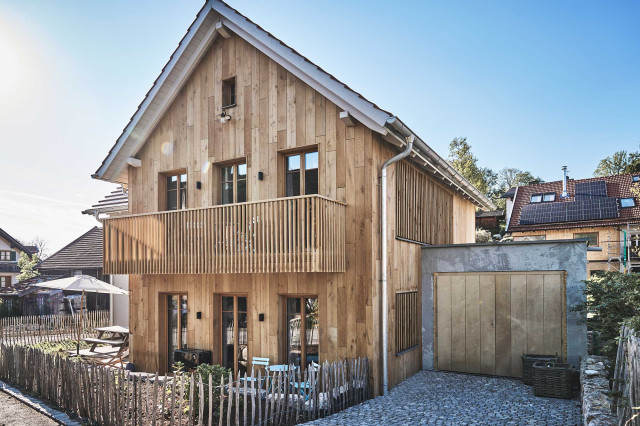 Das Flachshaus Ferienhaus - Stilvolles Ferienhaus mit moderner Holzfassade, Holzlamellen und Holzbalkon