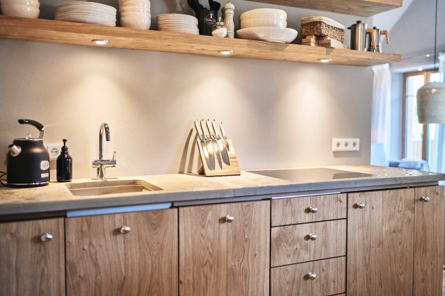 Boutique Apartment Flachsblüte - Küchenzeile mit Küchenfront aus hellem Eichenholz, einem Spülbecken aus Naturstein, einer Natursteinarbeitsplatte und an der Wand darüber befestigte Regalböden aus hellem Eichenholz (Photo 30)