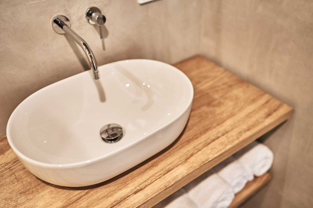 Boutique Apartment Flachsblüte - Waschtisch aus hellem Eichenholz-Regalböden mit weißem, ovalem Keramikwaschbecken und glänzend, verchromter, filiganer Badarmatur mit Wandmontage (Photo 32)
