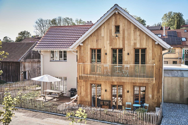 Boutique Apartment Flachsblüte - Sonniges Ferienhauses mit Holzfassade, Sprossenfenstern, Südterrasse mit weißem Sonnenschirm, weißen Deckchairs und schwarzem Gasgrill und kleinem Garten mit Staketenzaun (Photo 33)