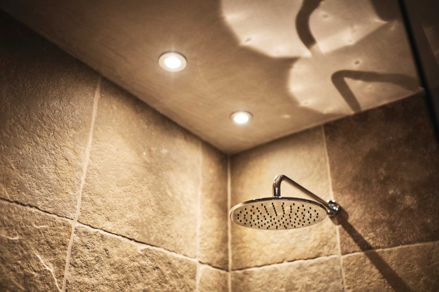 Boutique Apartment Flachsblüte - Dusche mit Regenduschkopf und Naturstein in warmen, hellen und erdigen Tönen (Photo 36)