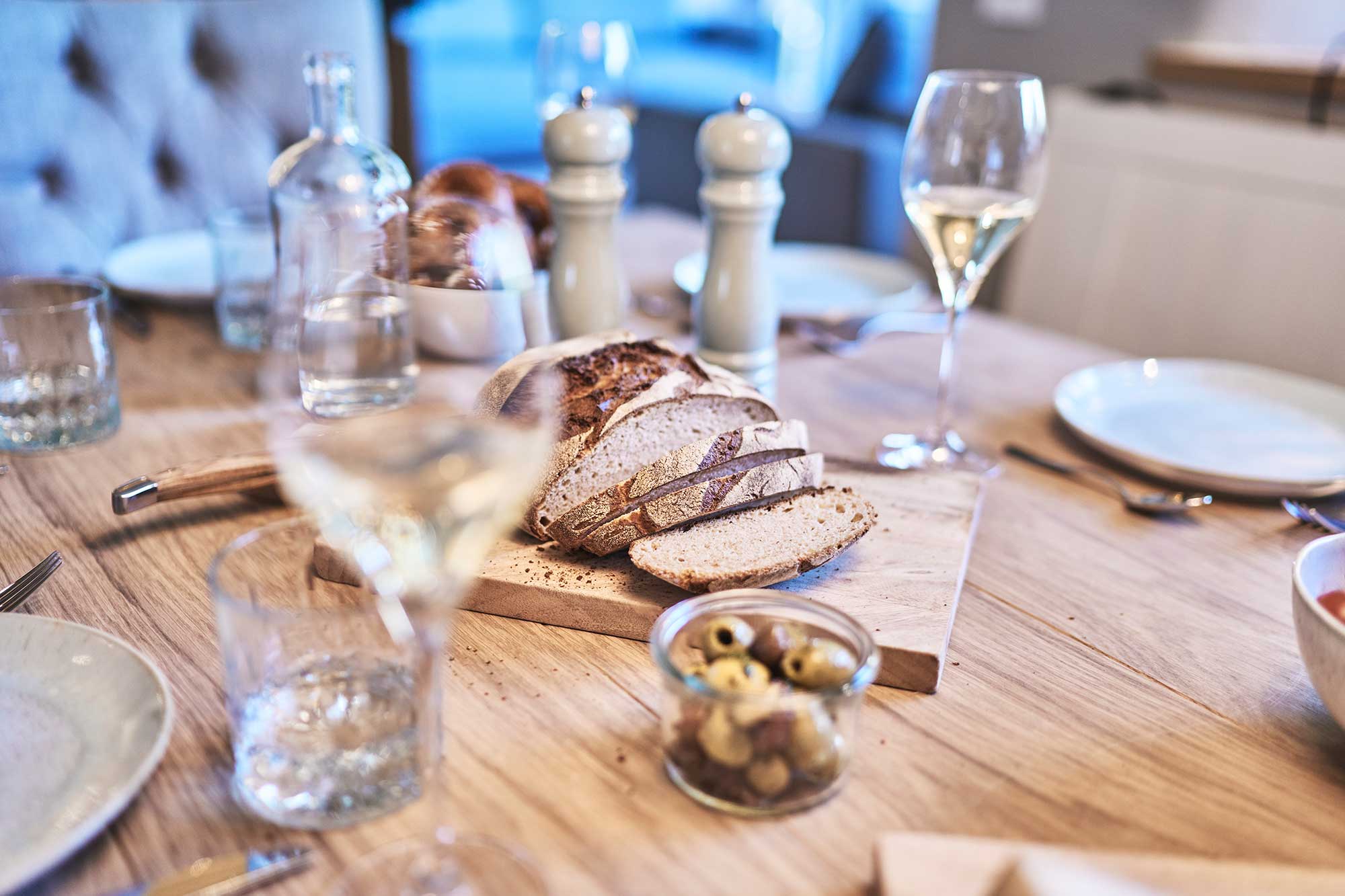 Gedeckter Tisch mit Detailansicht